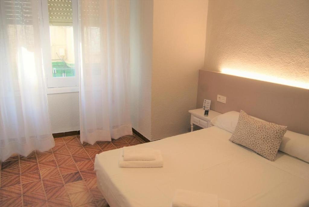 Hostal Tropical Motril Bagian luar foto
